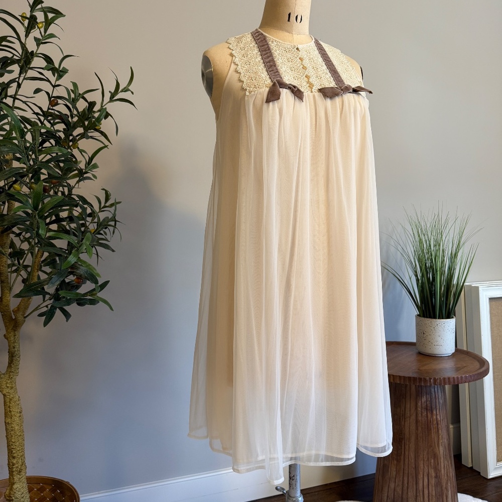 Vintage Kayser Ivory Nylon Nightgown Lace Yoke Velvet Bows Sleeveless Small‎ 60s